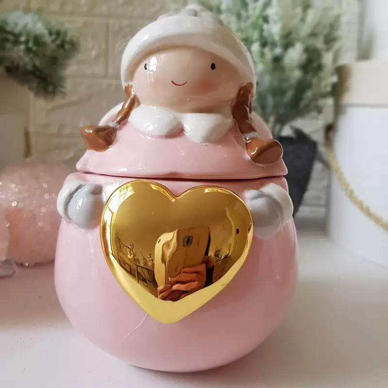 contenitore zuccheriera in ceramica bambina con cuore F110 colori assortiti 11 cm h