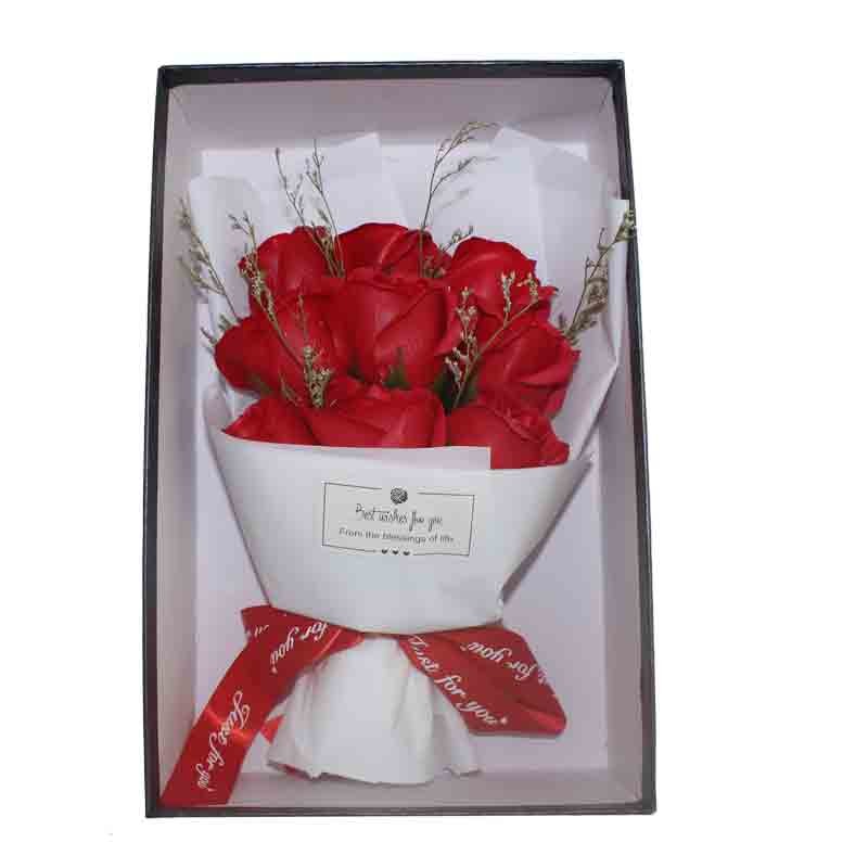 Mazzo di rose con scatola tazza e cioccolatini cuore