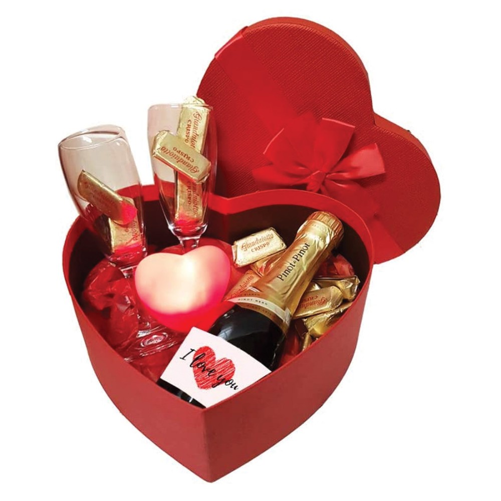 Fondo di san valentino con la scatola vuota di forma del cuore su