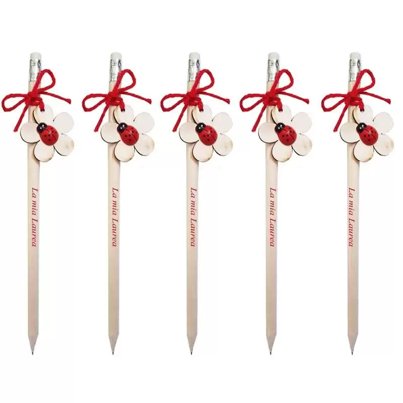 MATITE PERSONALIZZATE LAUREA CON FIORE E COCCINELLA DI LEGNO – 24 PZ