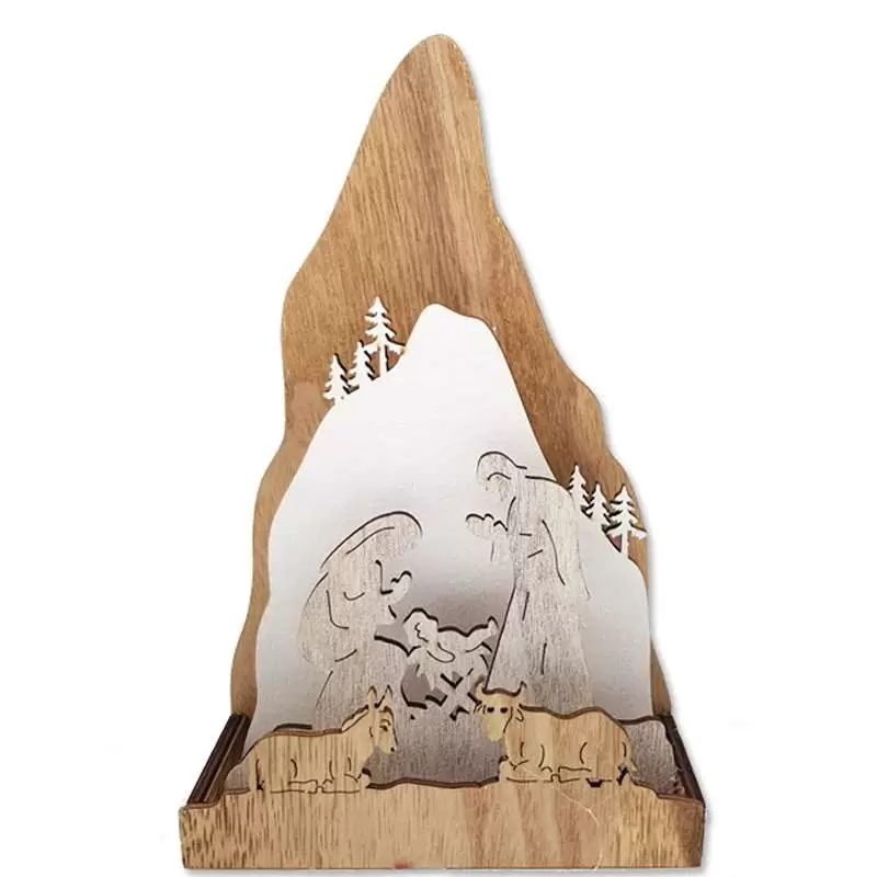 Presepe di legno in montagna con luci led