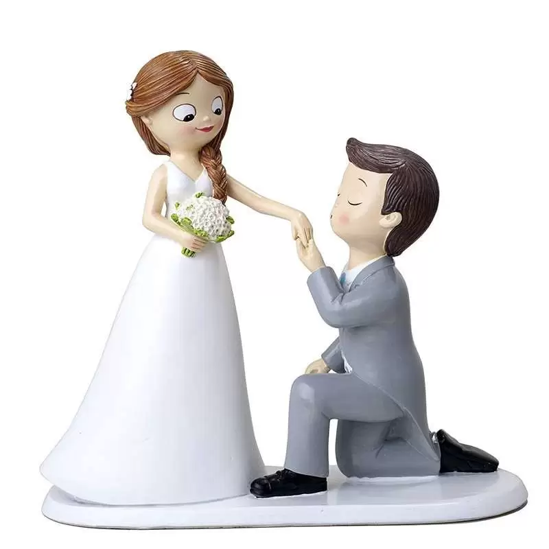 Cake topper sposi baciamano in ginocchio