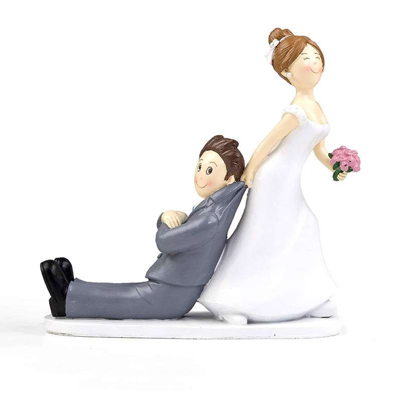 Cake topper sposa trascina lo sposo dalla giacca