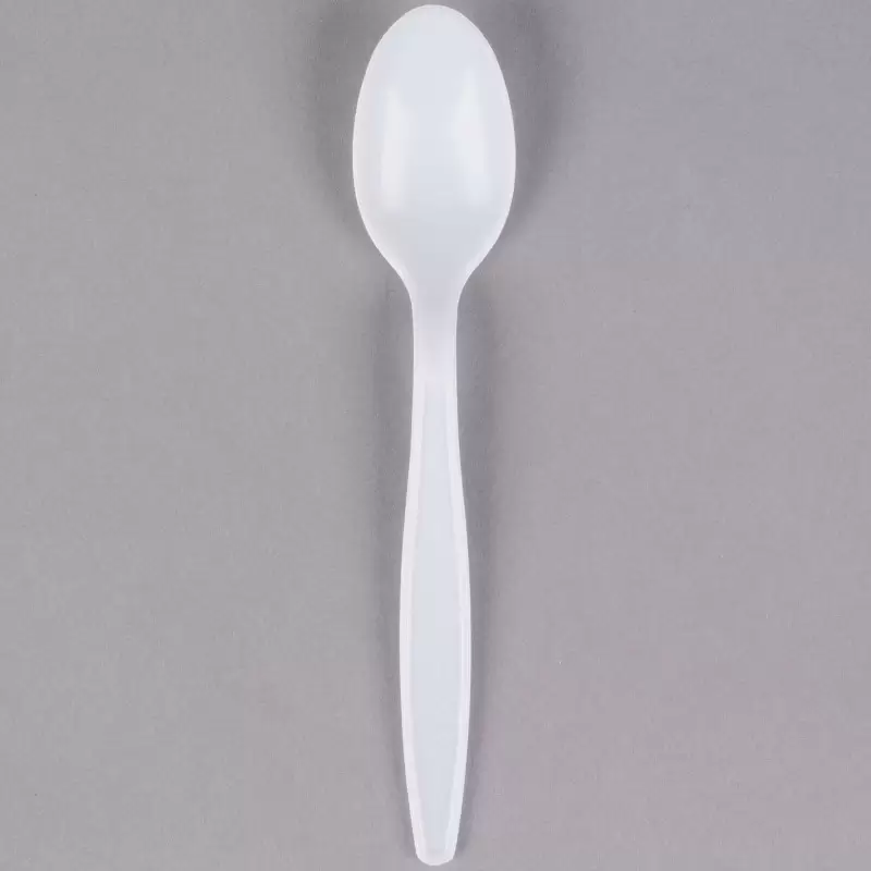 Cucchiai bianchi per il dolce dessert