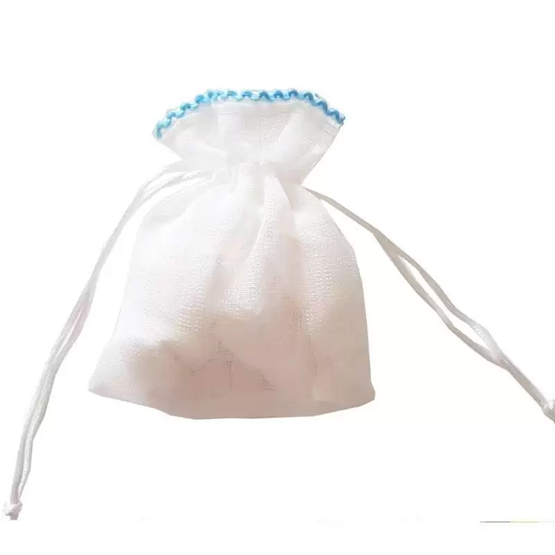Sacchetti bianchi e celesti portaconfetti