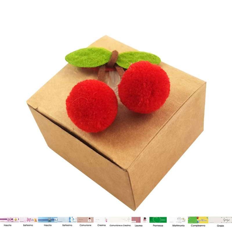 Ciliegie rosse e scatoline portaconfetti