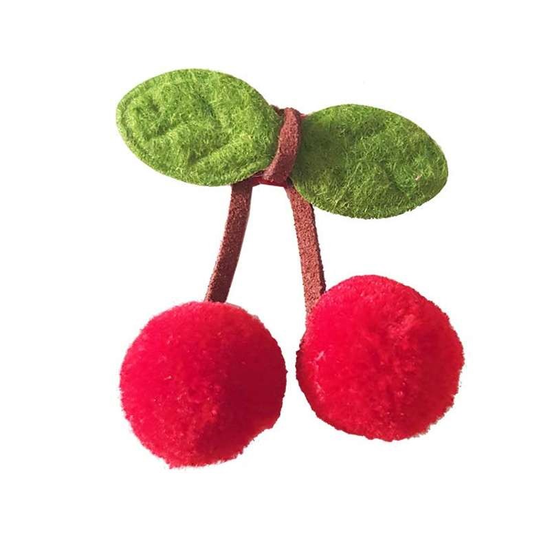 Ciliegie rosse e scatoline portaconfetti