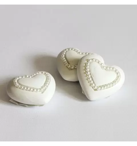 Cuoricino bianco panna di gesso con perle