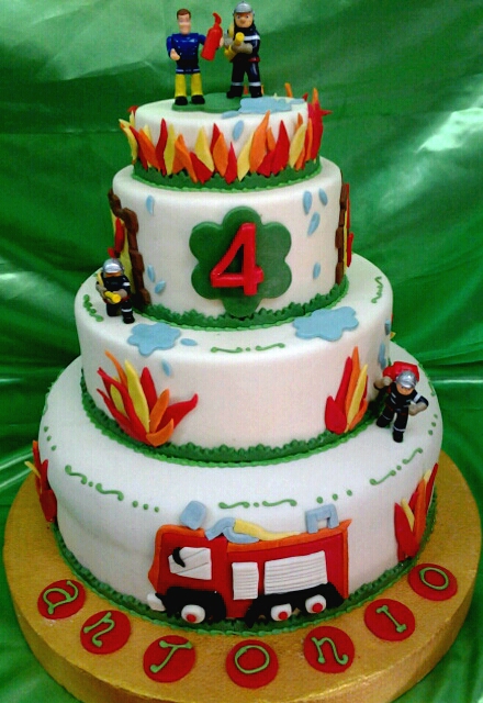 torta quattro piani -sam il pompiere
